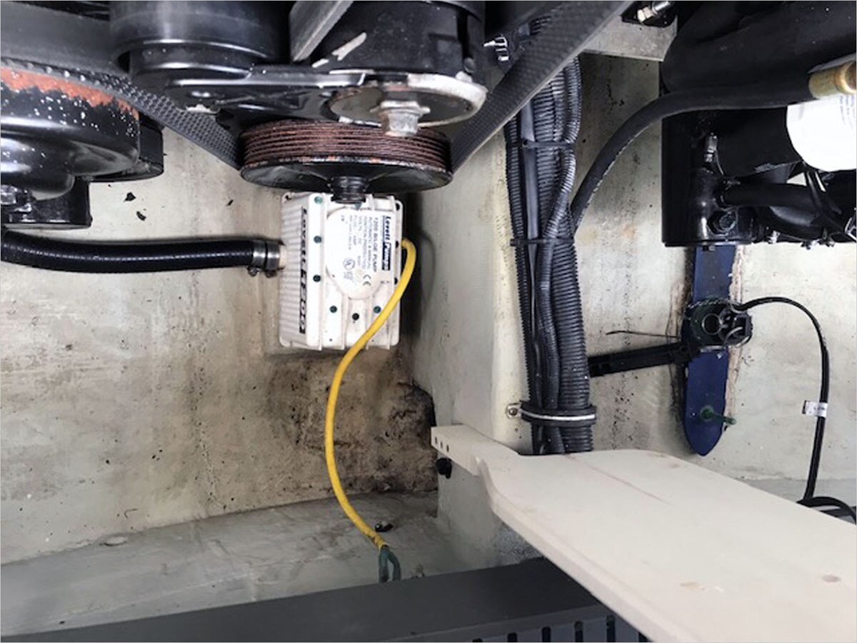 2001-pursuit-28-0b3c4d