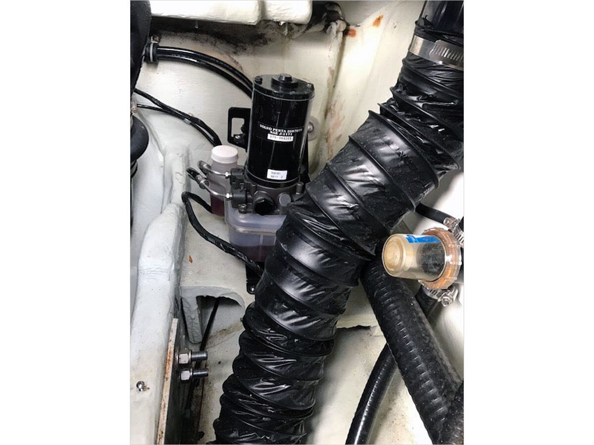 2001-pursuit-28-0b3c4d