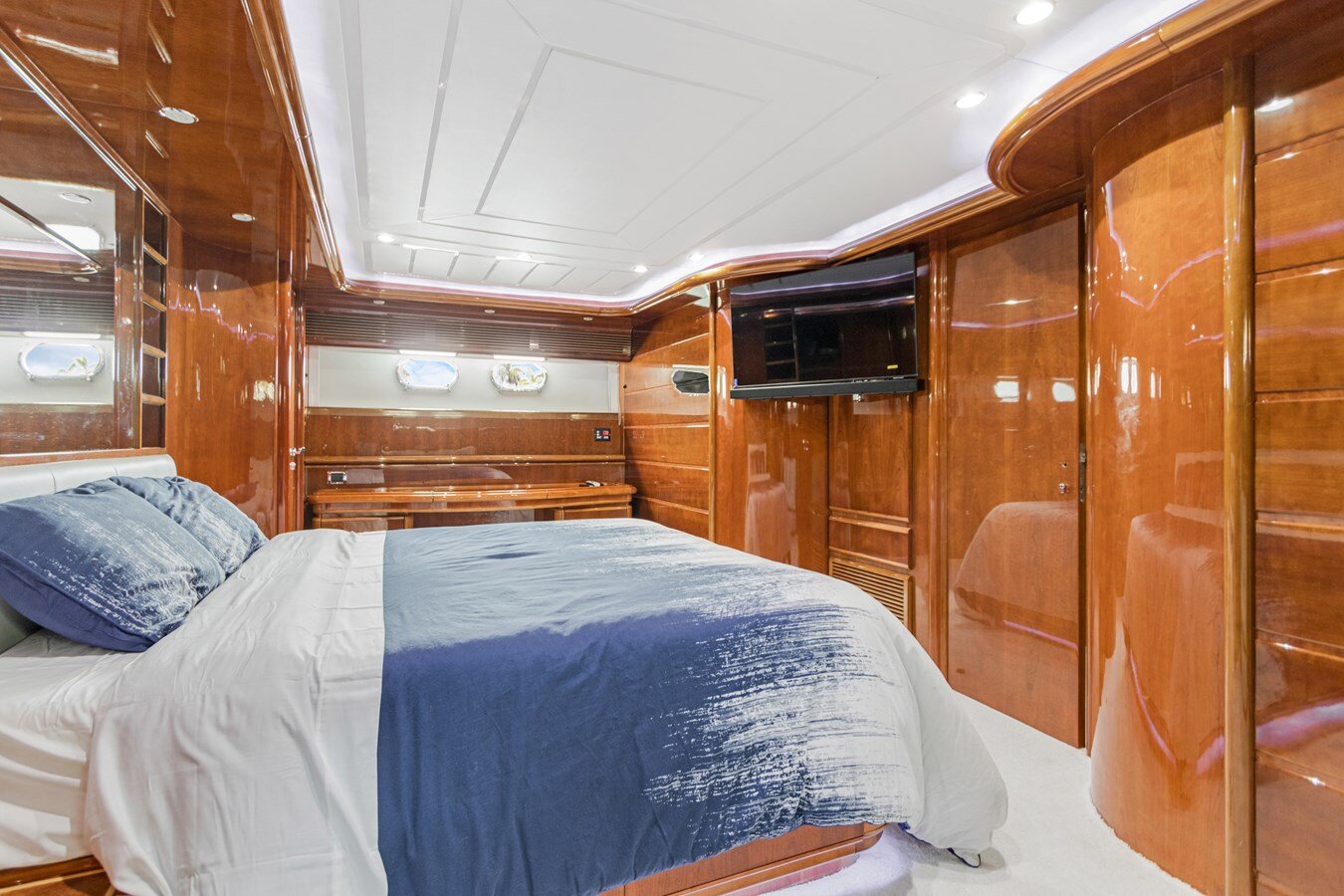 2002-ferretti-yachts-94-b477d5