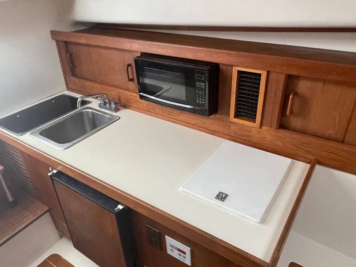 2002-luhrs-33-1-16c179