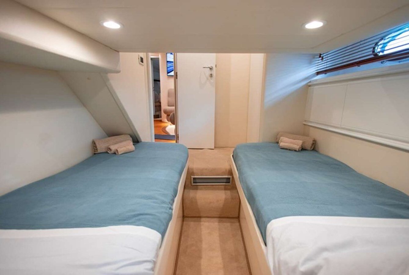 2002 PERSHING 55' 10