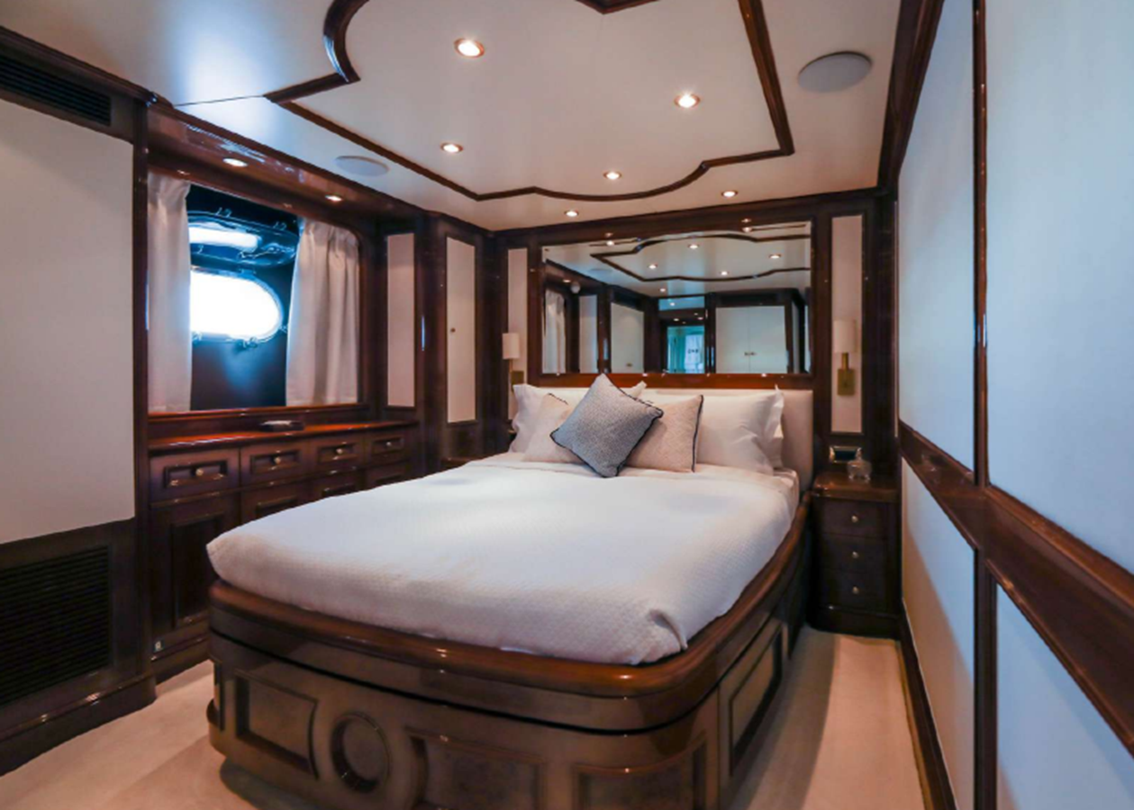 2003 BENETTI 114' 10