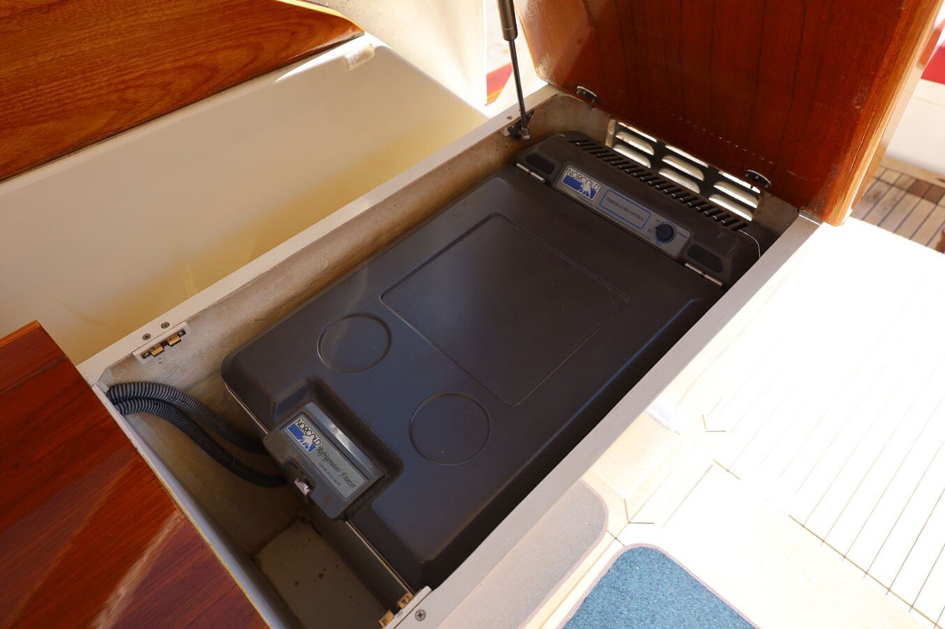 2003-hinckley-38-ec2115