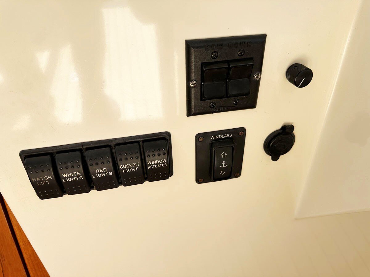 2003-hinckley-38-ec2115