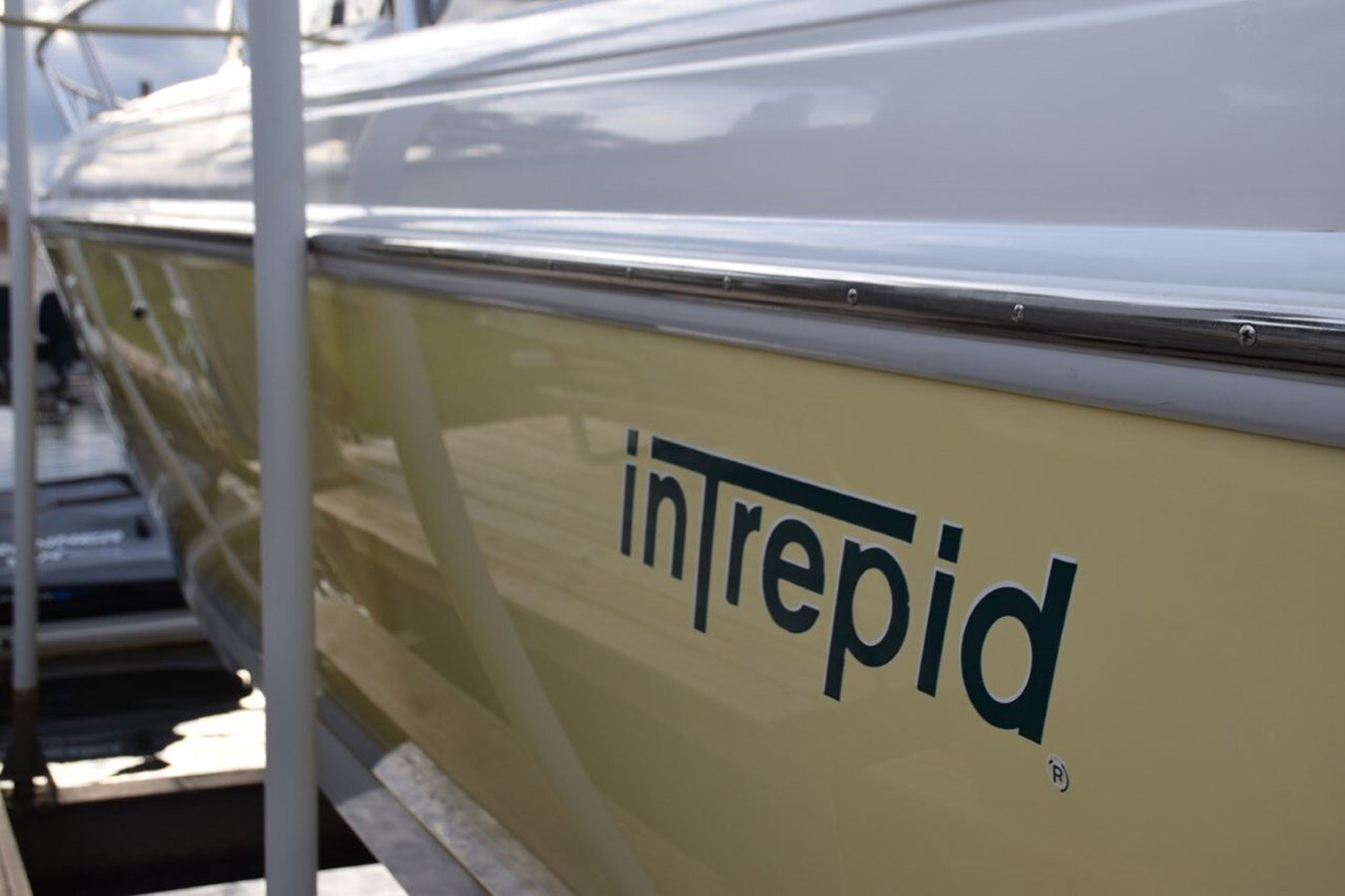 2003-intrepid-powerboats-inc-34-d8a3a7