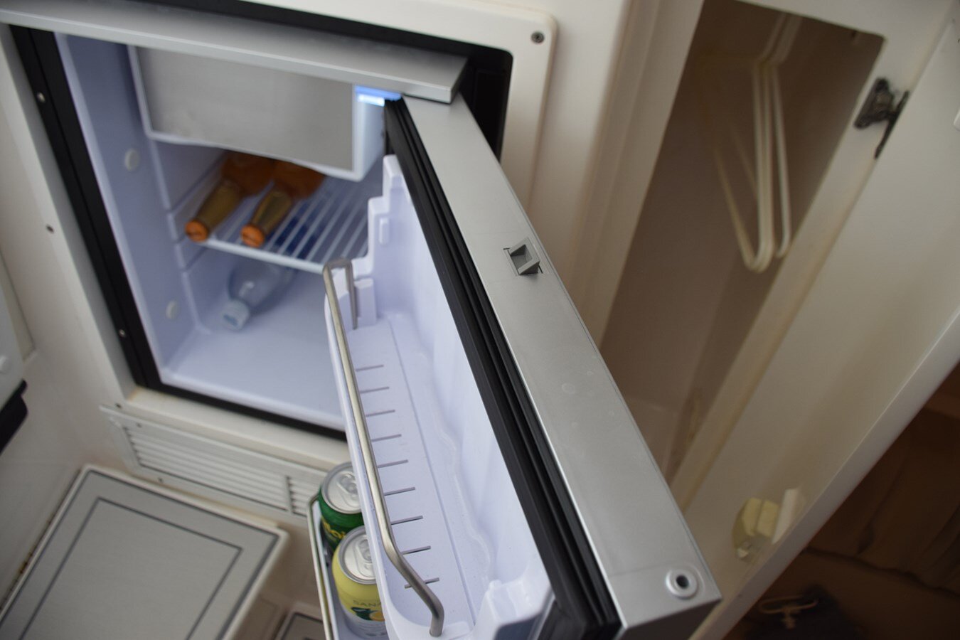 2003-intrepid-powerboats-inc-34-d8a3a7