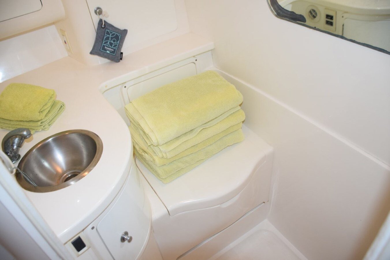 2003-intrepid-powerboats-inc-34-d8a3a7