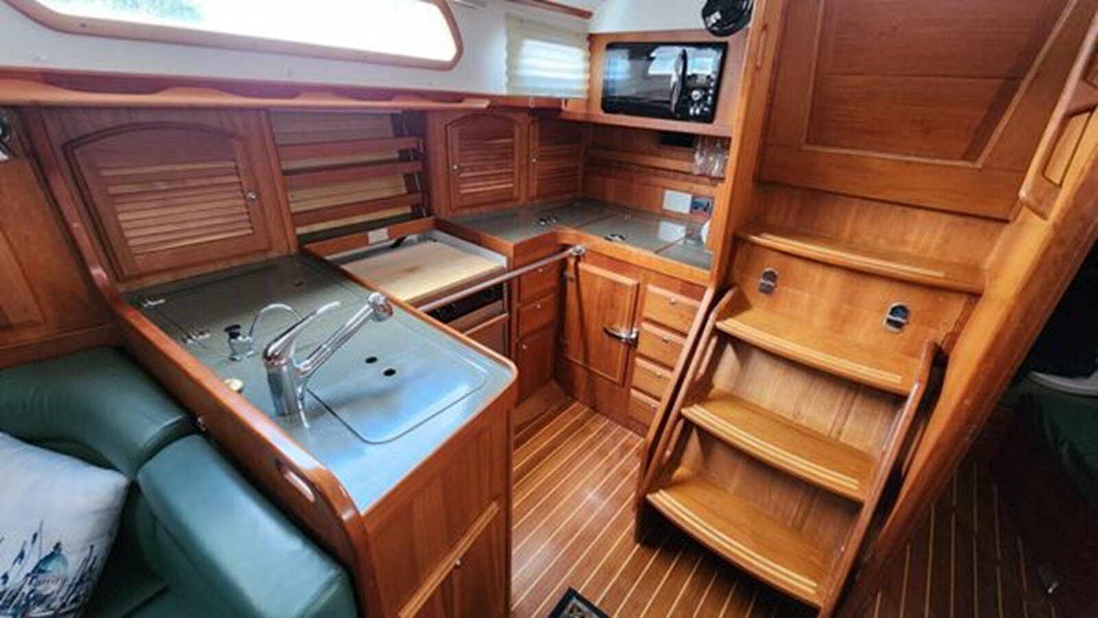 2003-sabre-yachts-42-6-baf378