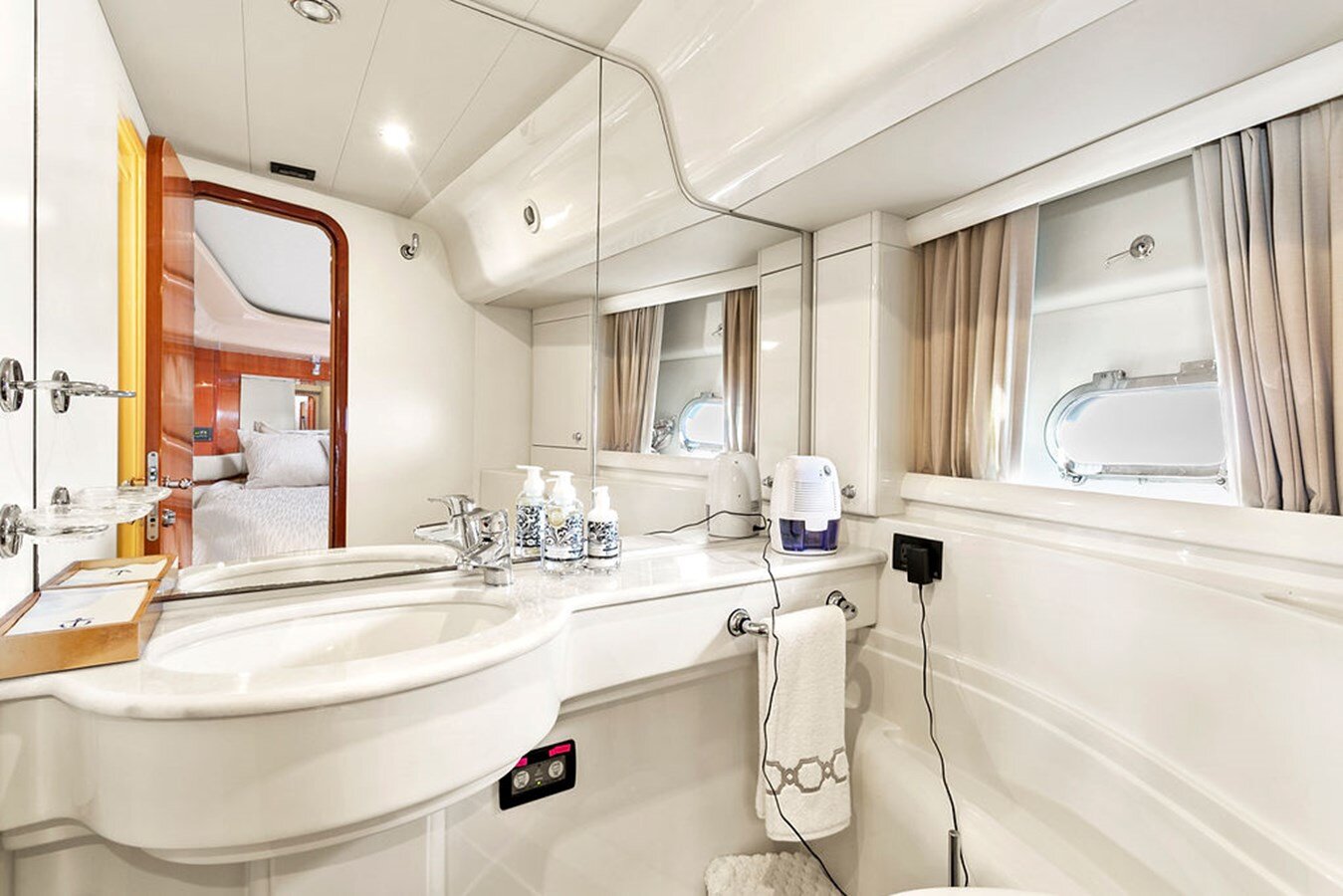 2004-ferretti-yachts-60-e280d0