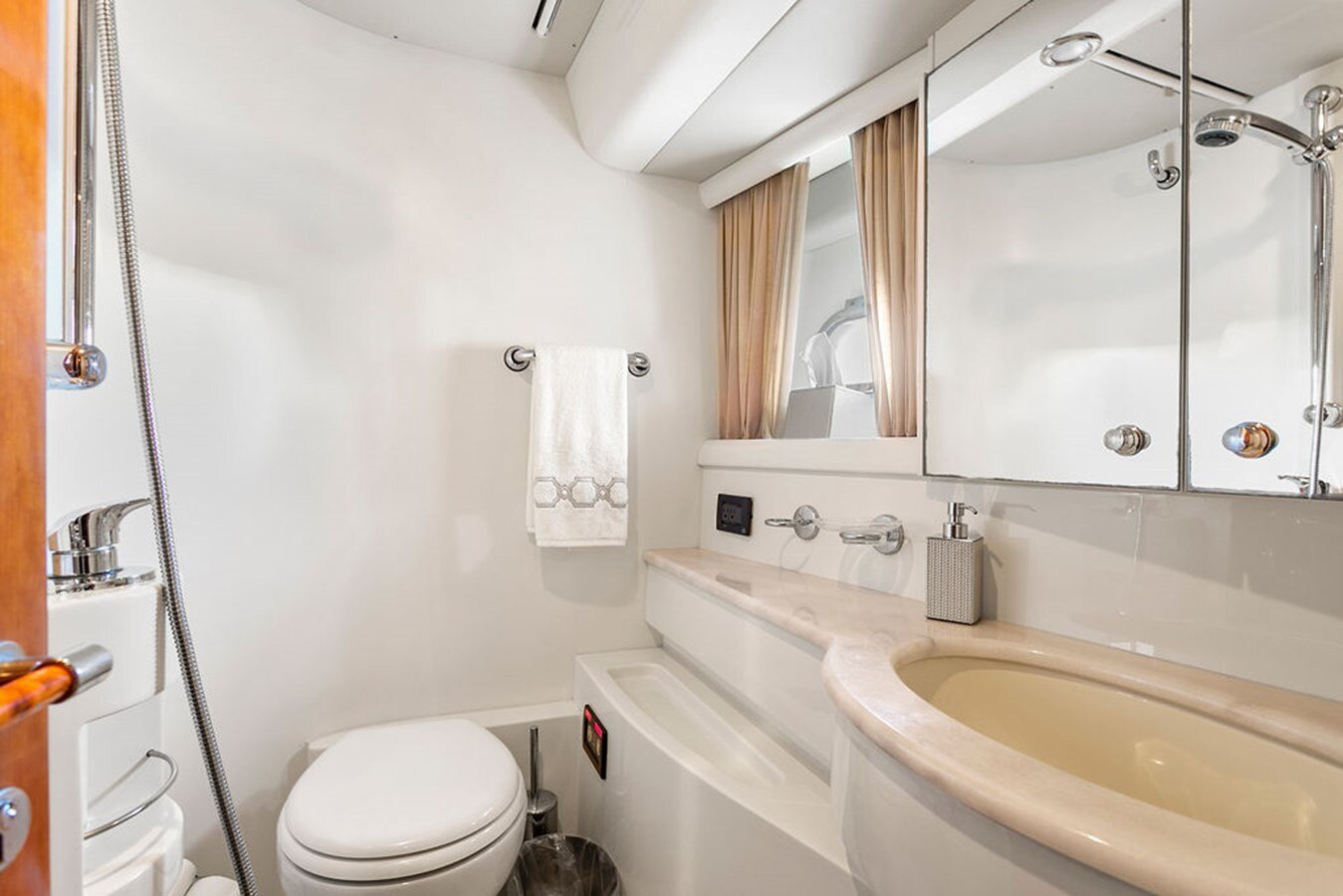 2004-ferretti-yachts-60-e280d0