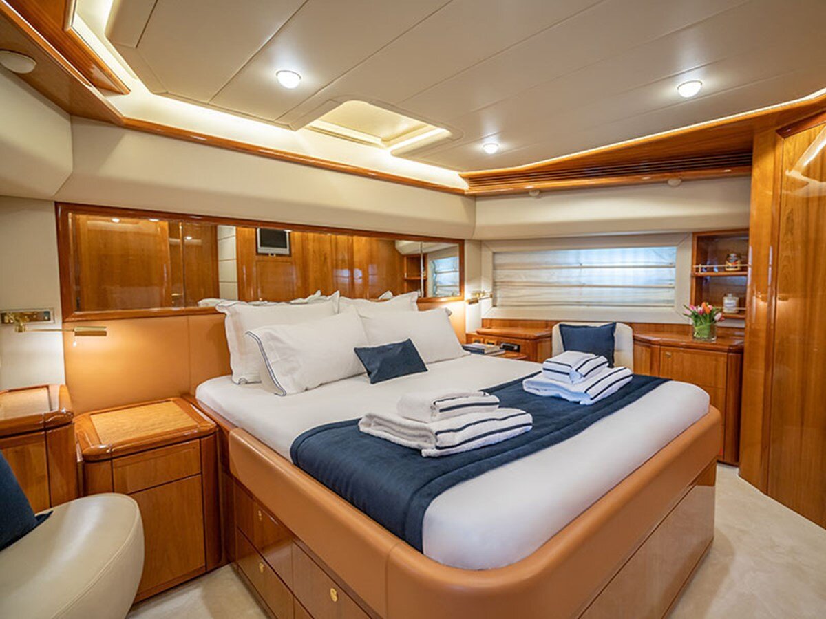 2004 FERRETTI YACHTS 88' 9