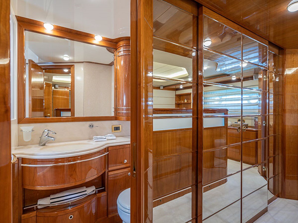 2004 FERRETTI YACHTS 88' 9