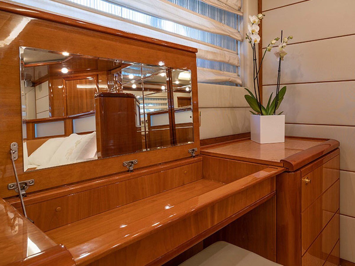 2004 FERRETTI YACHTS 88' 9