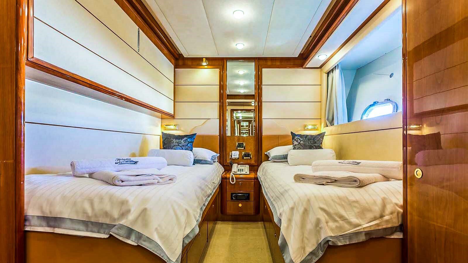 2004 FERRETTI YACHTS 88' 9