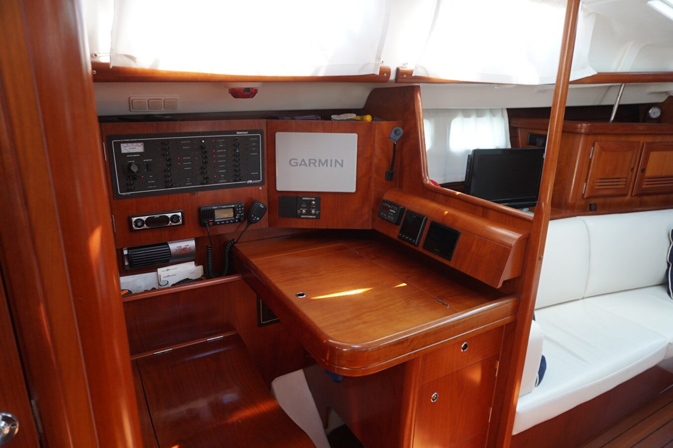 2005-beneteau-46-11-eb32a5