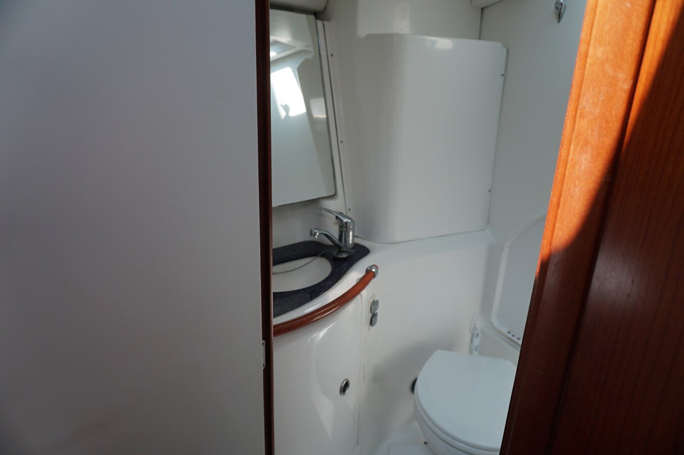 2005-beneteau-46-11-eb32a5