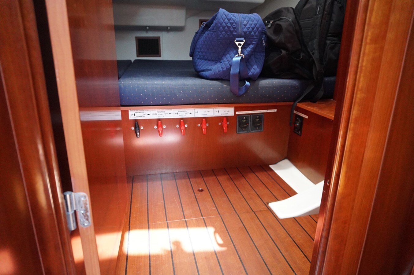 2005-beneteau-46-11-eb32a5