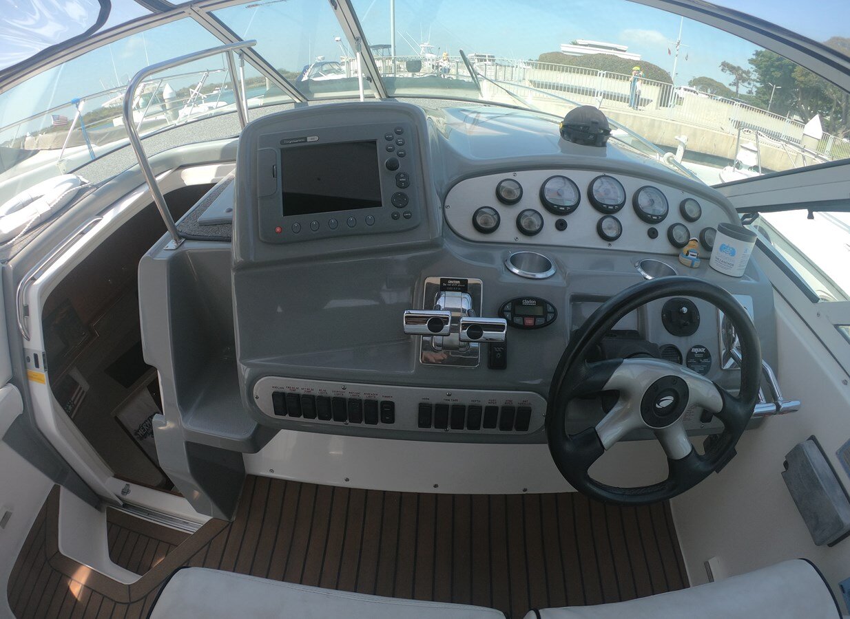 2005-cruisers-yachts-36-6-5cd475