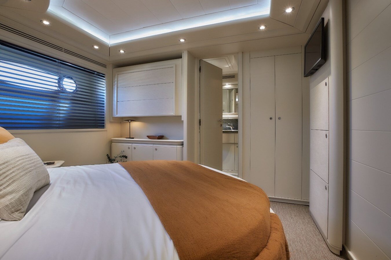 2005-ferretti-custom-line-112-6e84fd