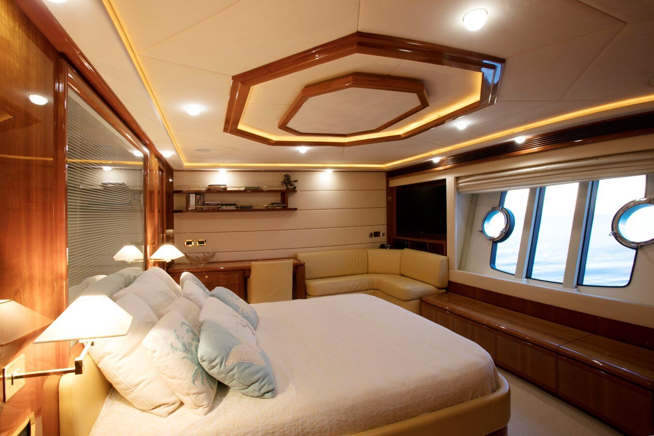 2005-ferretti-yachts-88-7-1f26b4