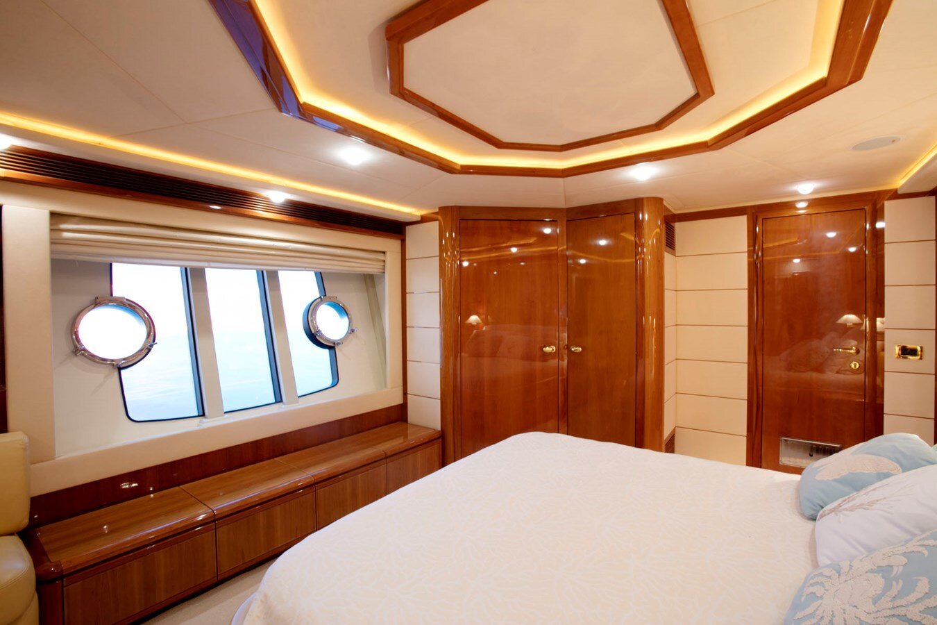 2005-ferretti-yachts-88-7-1f26b4