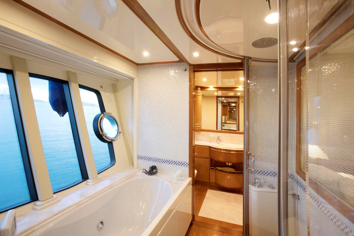 2005-ferretti-yachts-88-7-1f26b4