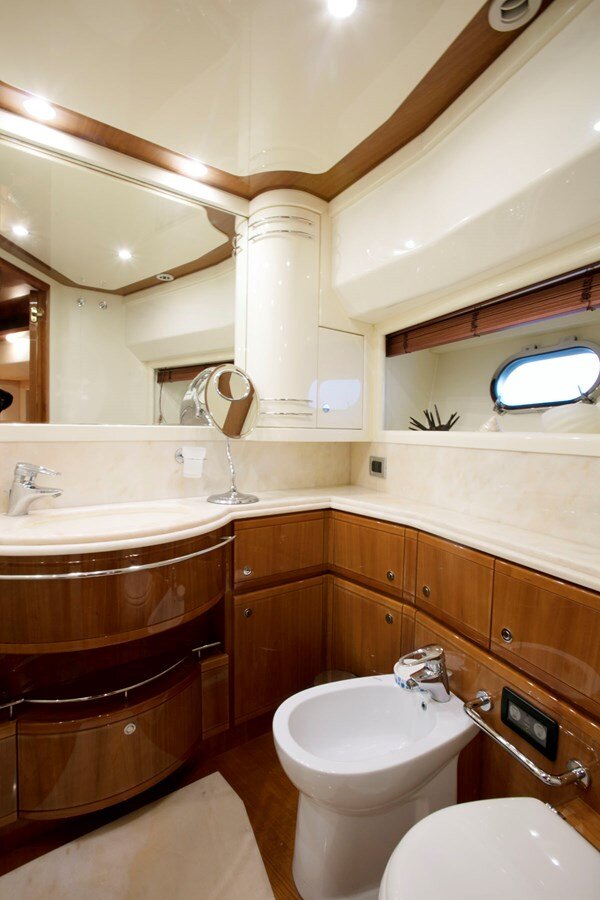 2005-ferretti-yachts-88-7-1f26b4