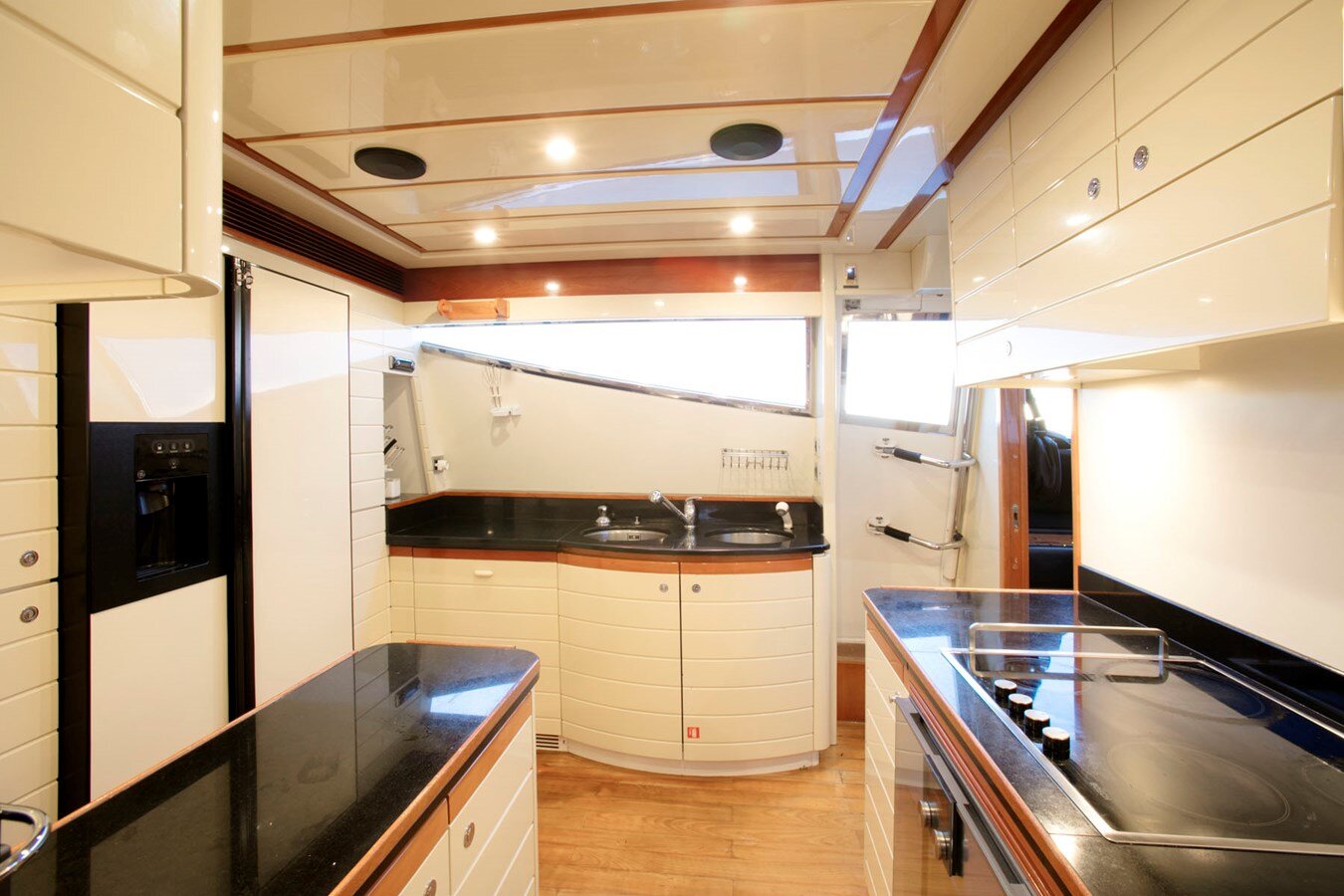 2005-ferretti-yachts-88-7-1f26b4