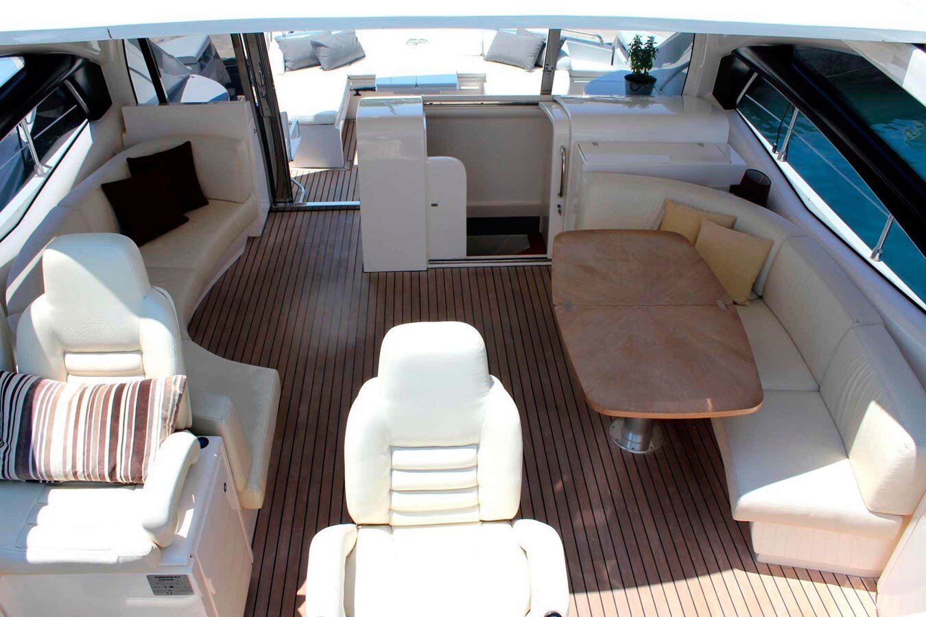 2005 PERSHING 63' 9