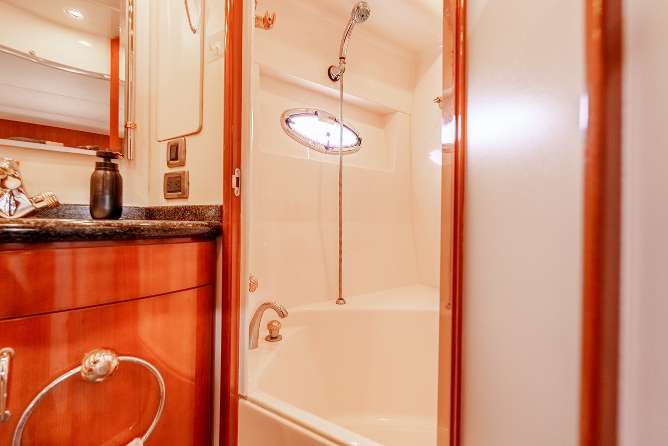 2006-carver-voyager-58-60ebbb