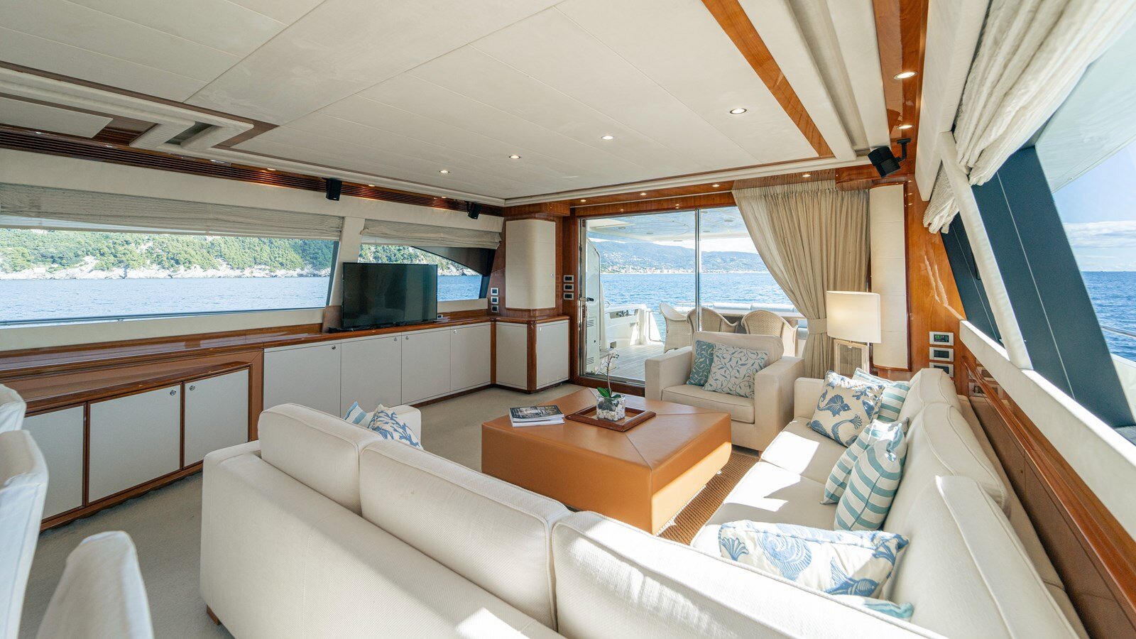 2006-ferretti-83-e6ba02