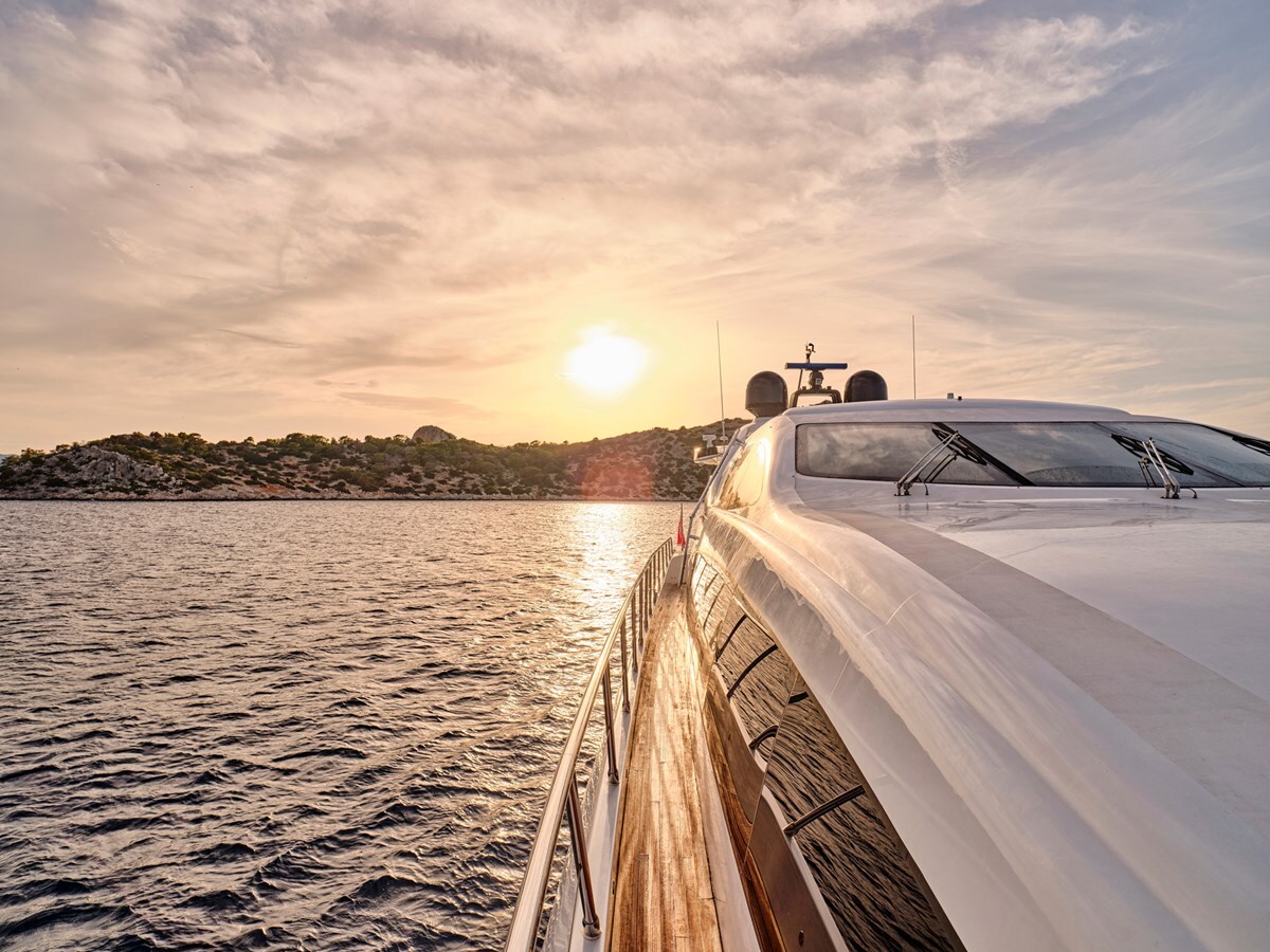 2006 OVERMARINE GROUP 103'