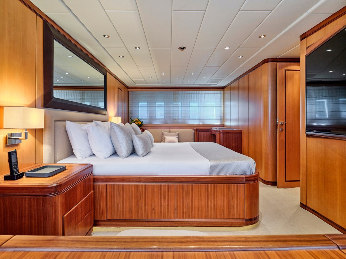 2006 OVERMARINE GROUP 103'