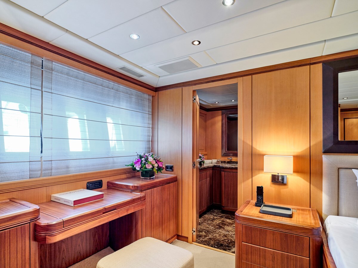 2006 OVERMARINE GROUP 103'