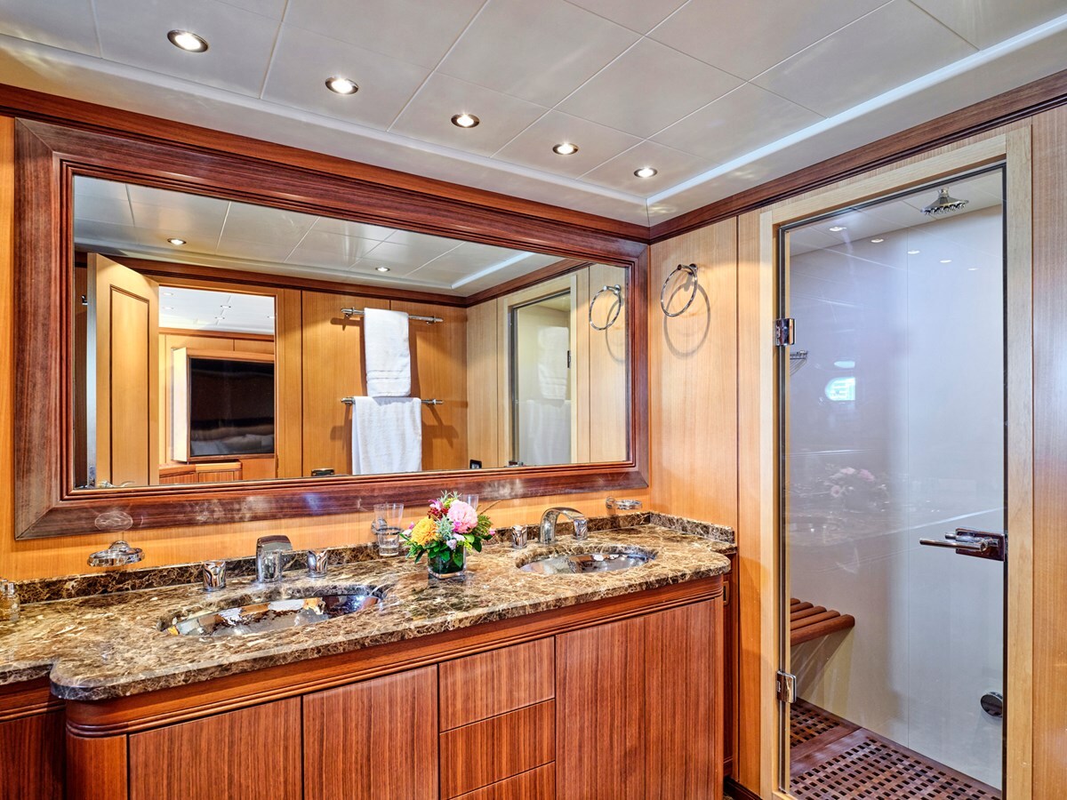 2006 OVERMARINE GROUP 103'