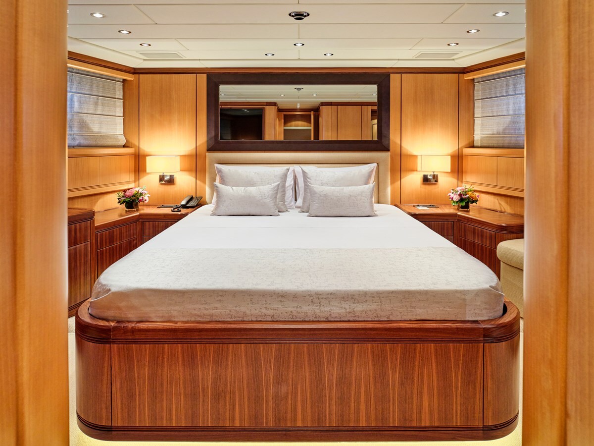 2006 OVERMARINE GROUP 103'