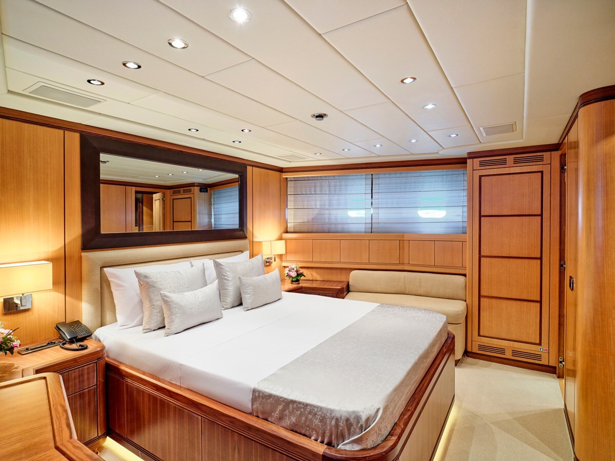 2006 OVERMARINE GROUP 103'