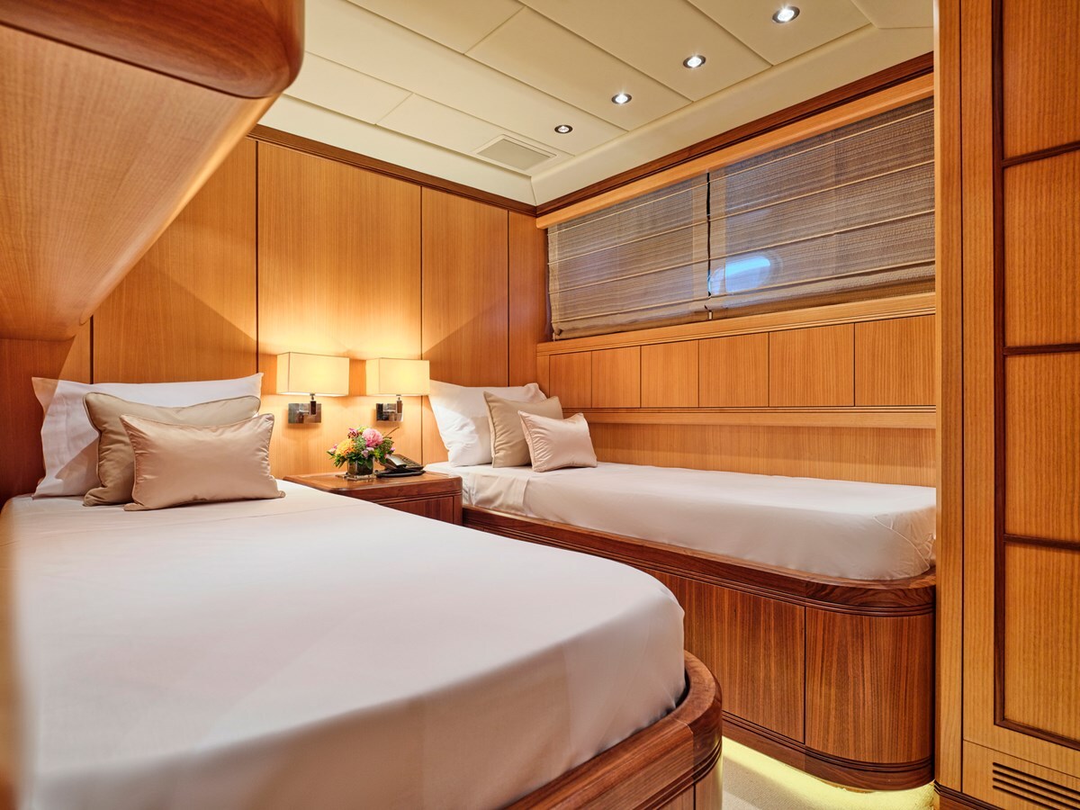 2006 OVERMARINE GROUP 103'