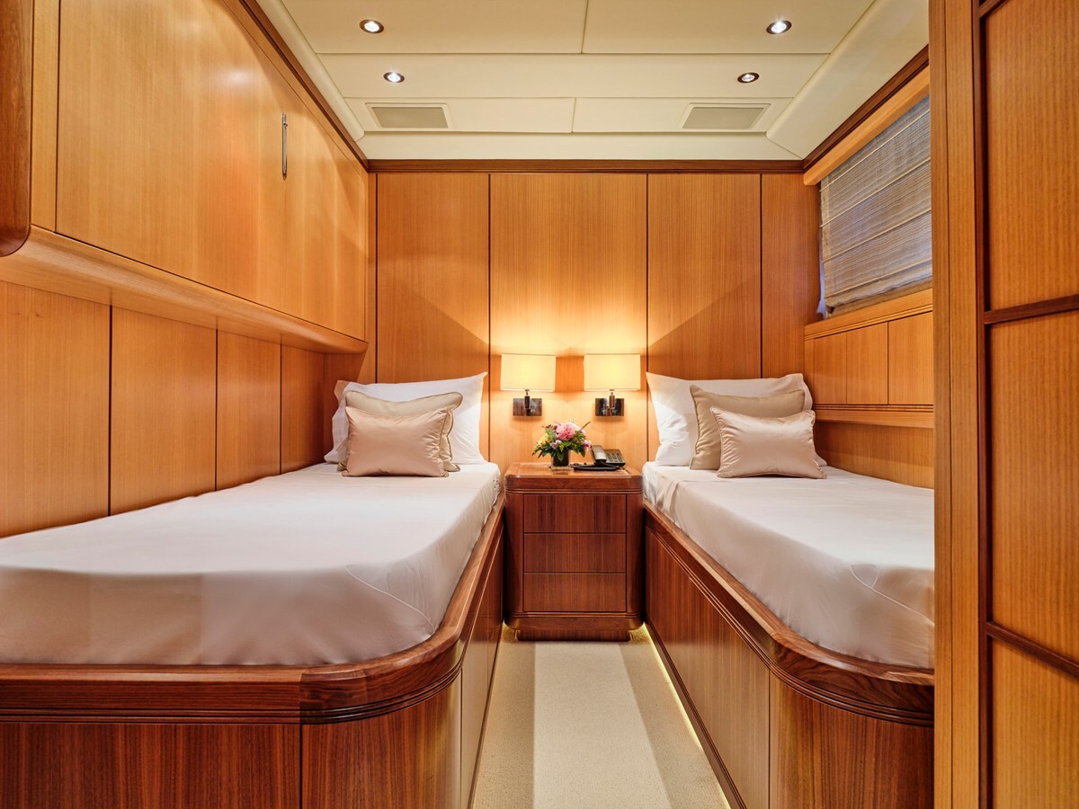 2006 OVERMARINE GROUP 103'