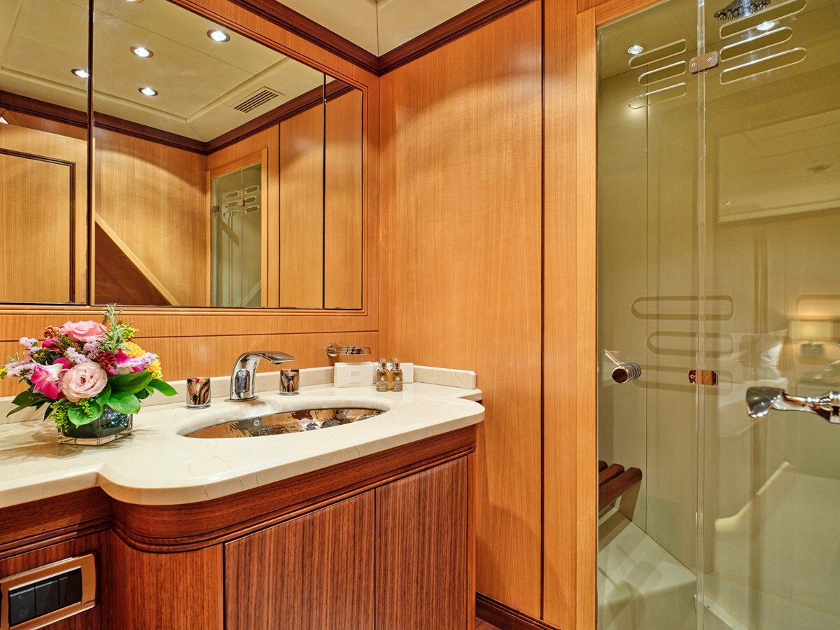 2006 OVERMARINE GROUP 103'