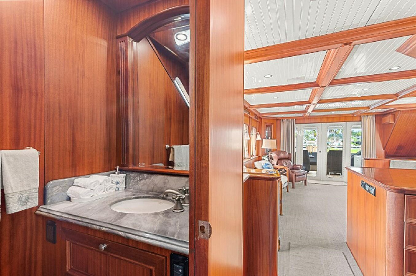 2006-paragon-motor-yachts-301-10-fb4bc6