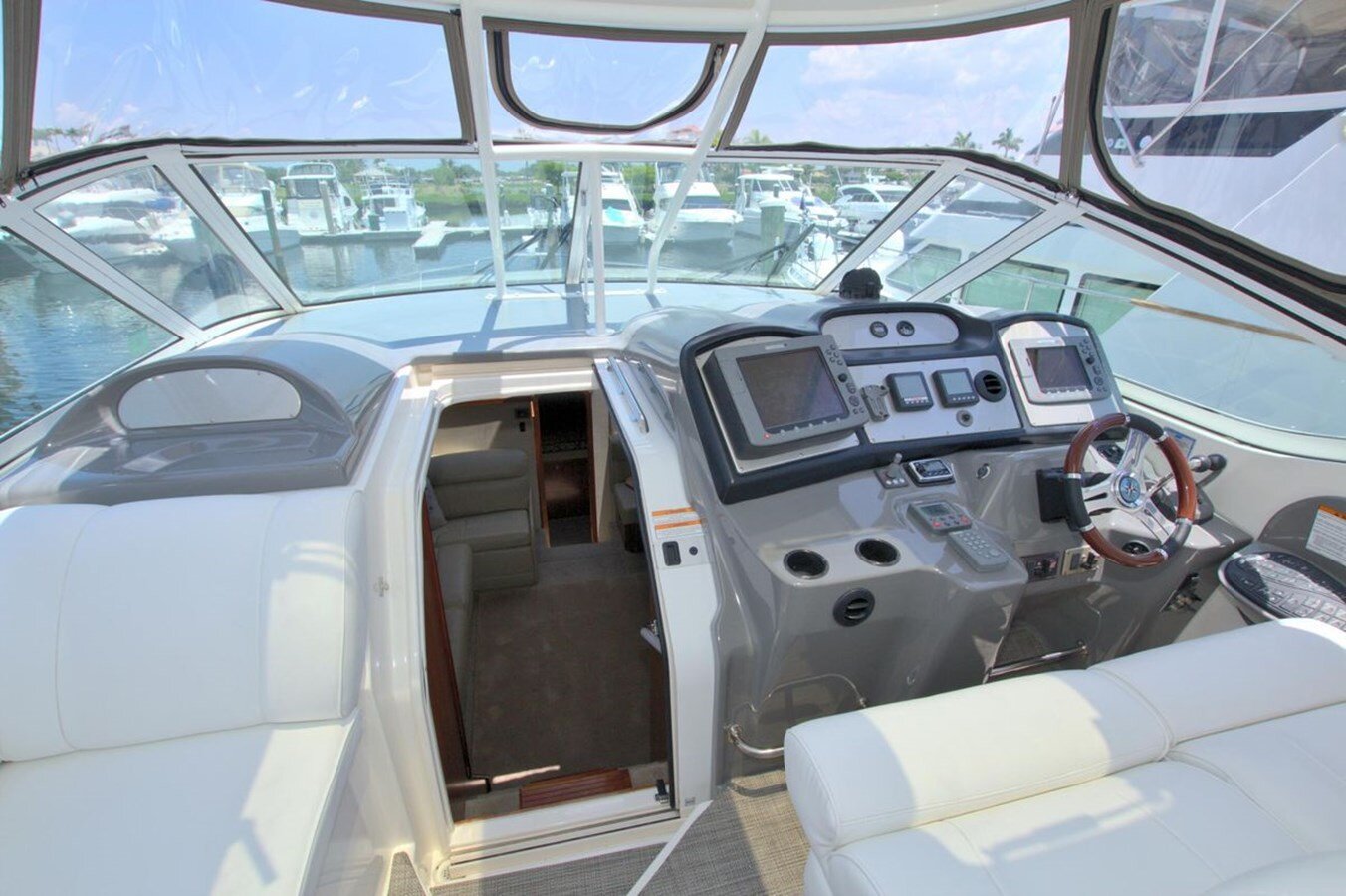 2007-cruisers-yachts-41-c029d5