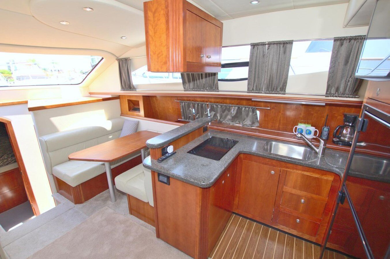 2007-cruisers-yachts-41-c029d5