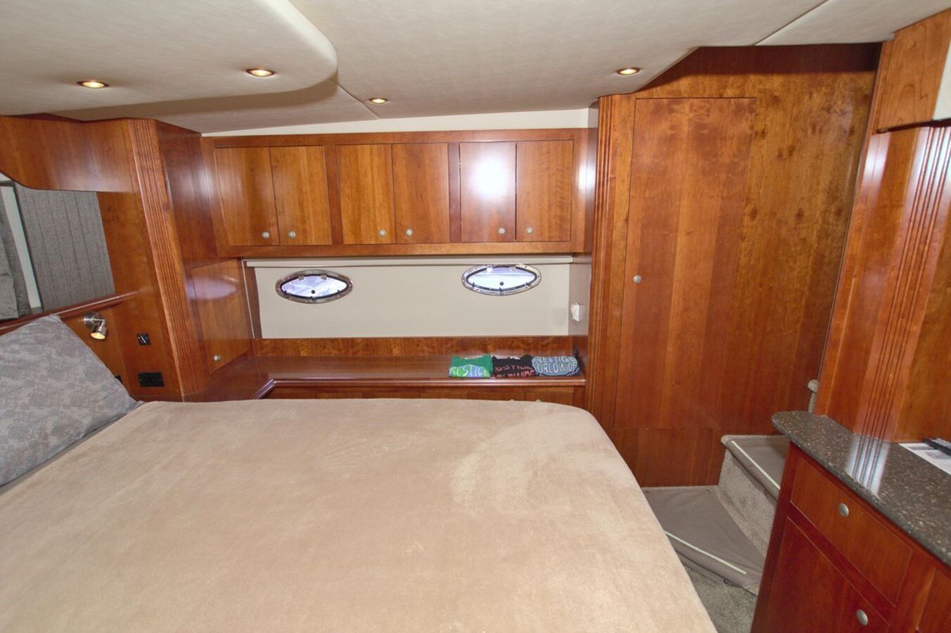 2007-cruisers-yachts-41-c029d5