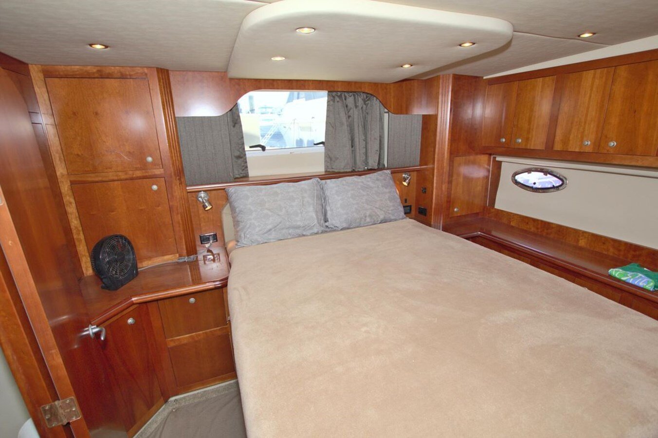 2007-cruisers-yachts-41-c029d5