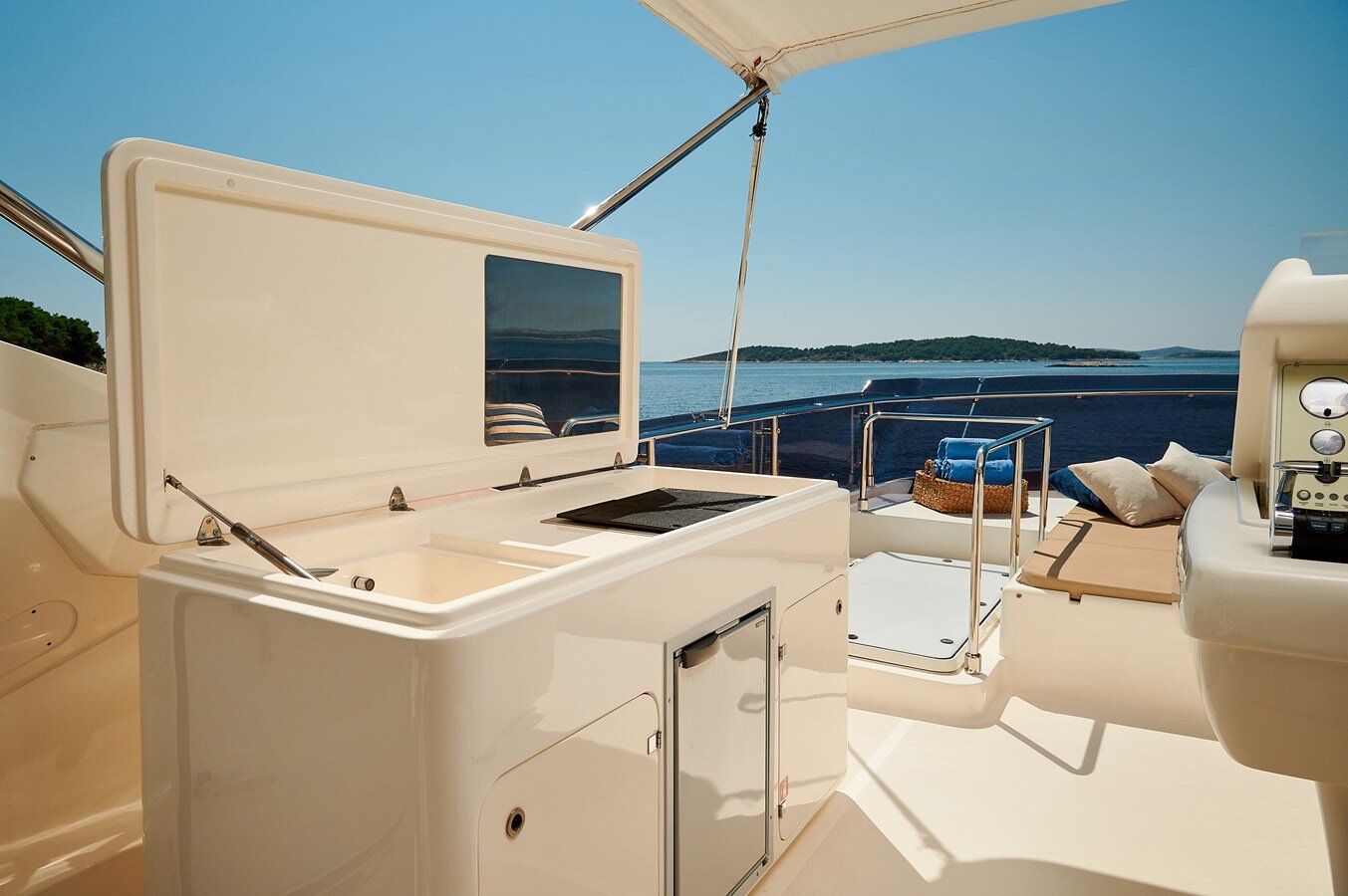 2007 FERRETTI YACHTS 73'