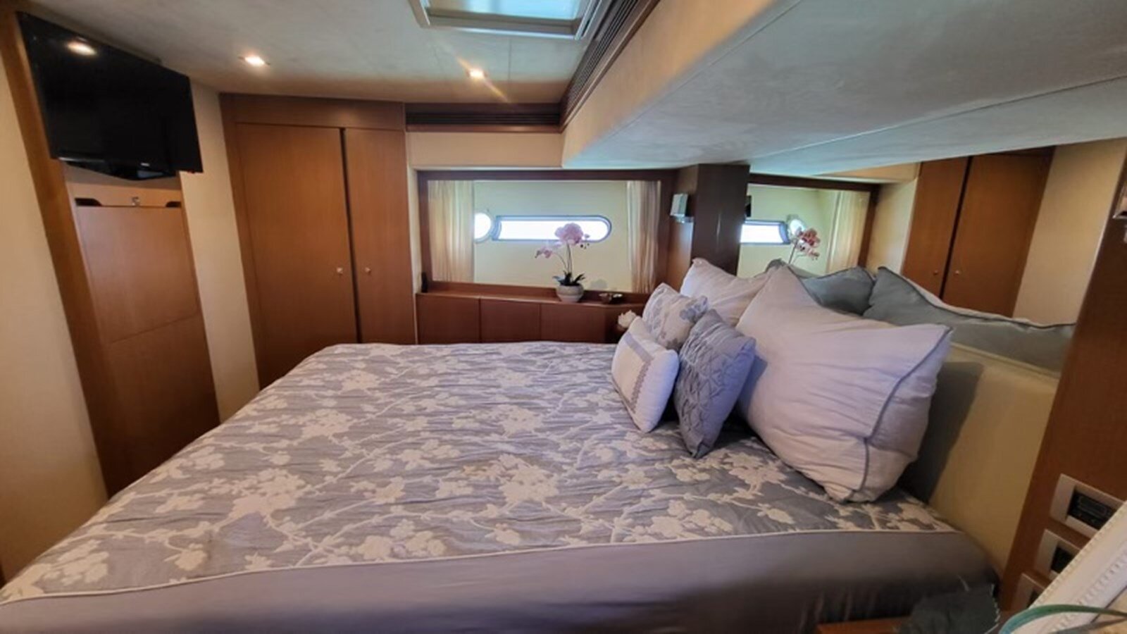 2007-ferretti-yachts-78-11-7ef876