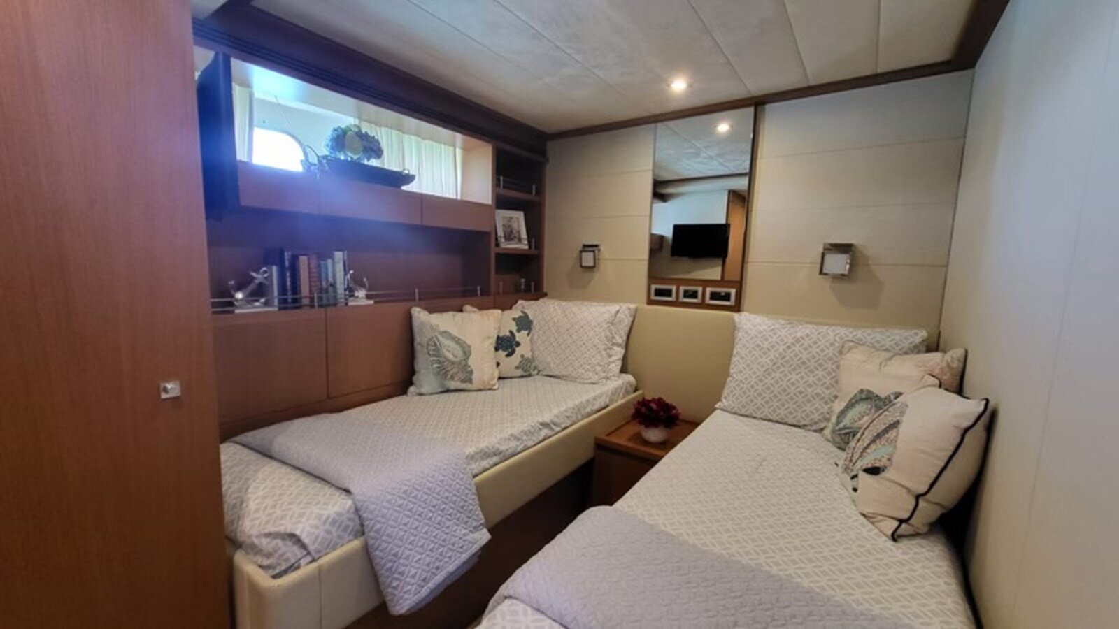 2007-ferretti-yachts-78-11-7ef876