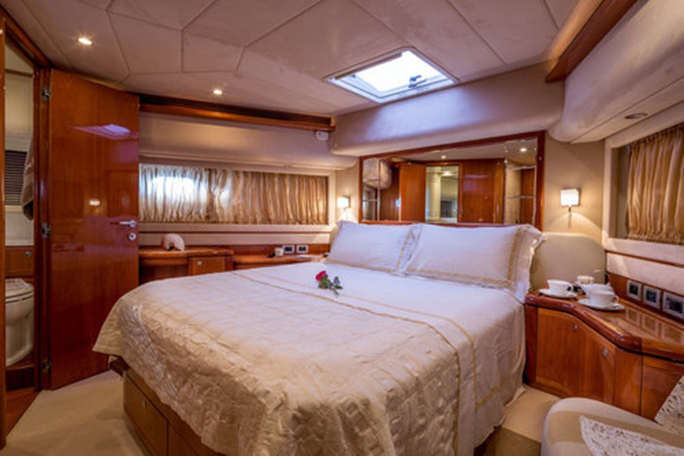 2007 FERRETTI YACHTS 83' 1