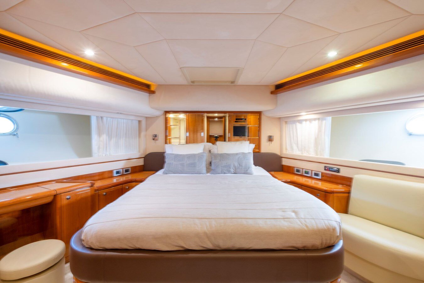 2007 FERRETTI YACHTS 83'